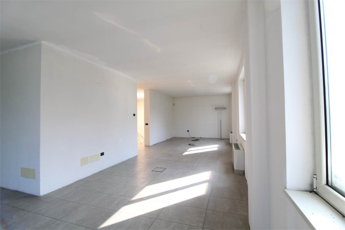 Capannone con uffici in affitto a Colverde