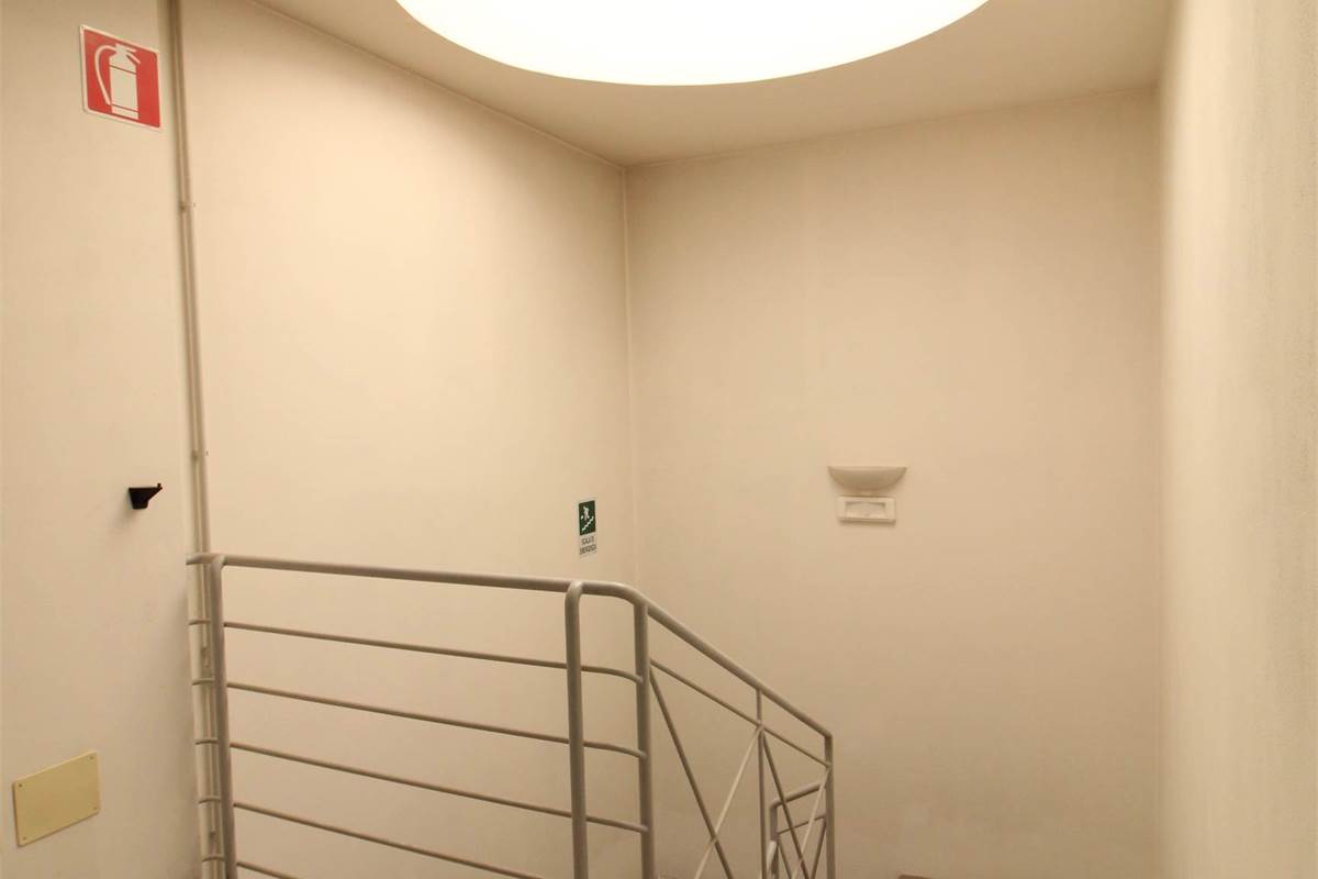 Capannone con uffici in affitto a Colverde