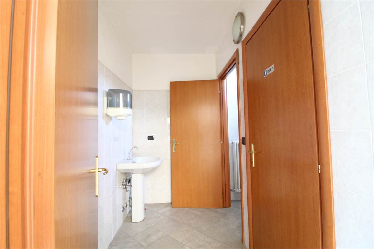 Capannone con uffici in affitto a Colverde