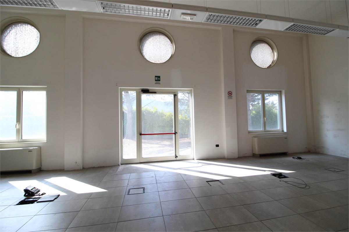 Capannone con uffici in affitto a Colverde