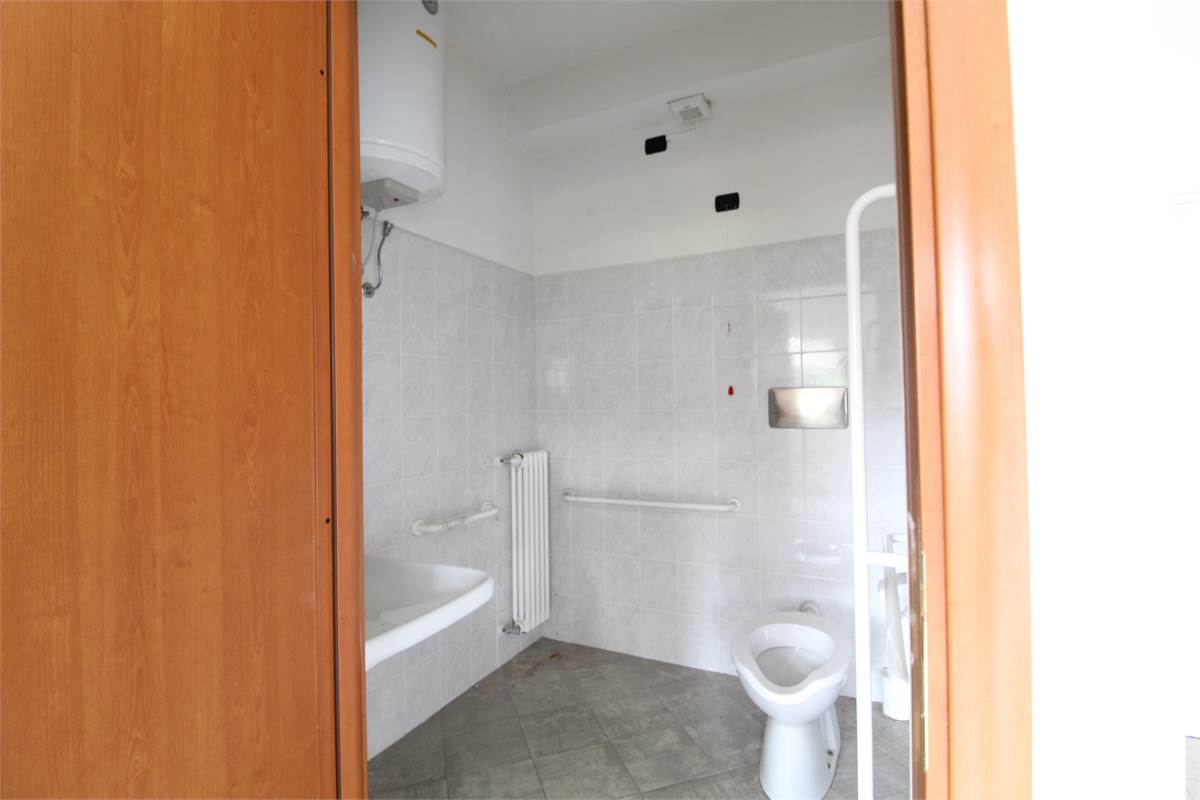 Capannone con uffici in affitto a Colverde