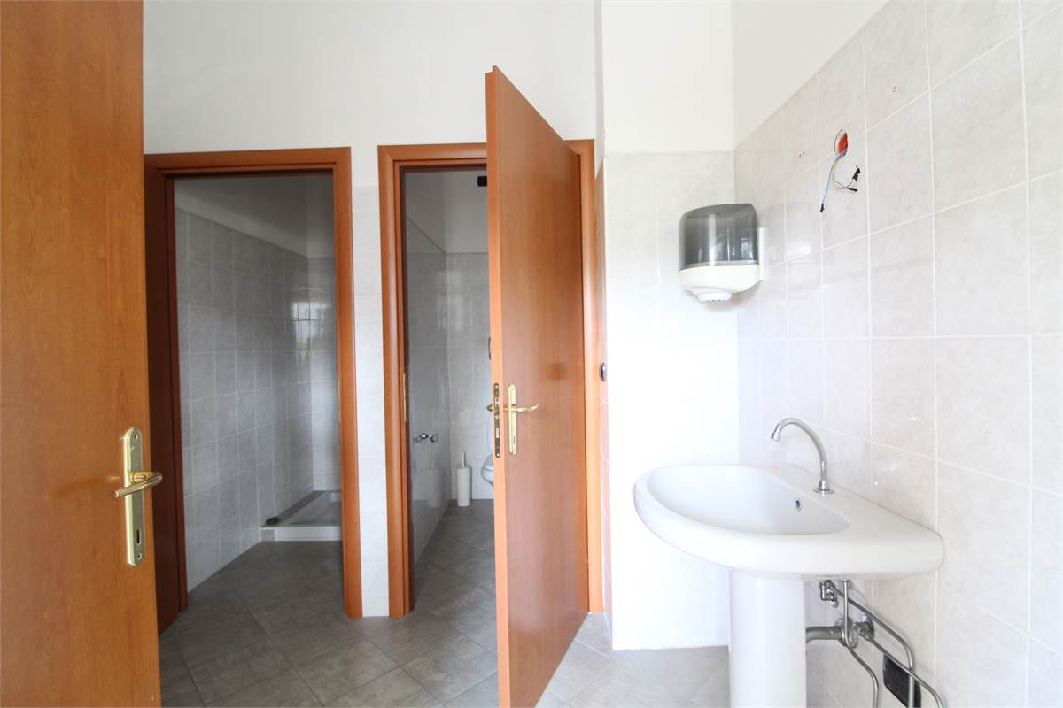 Capannone con uffici in affitto a Colverde