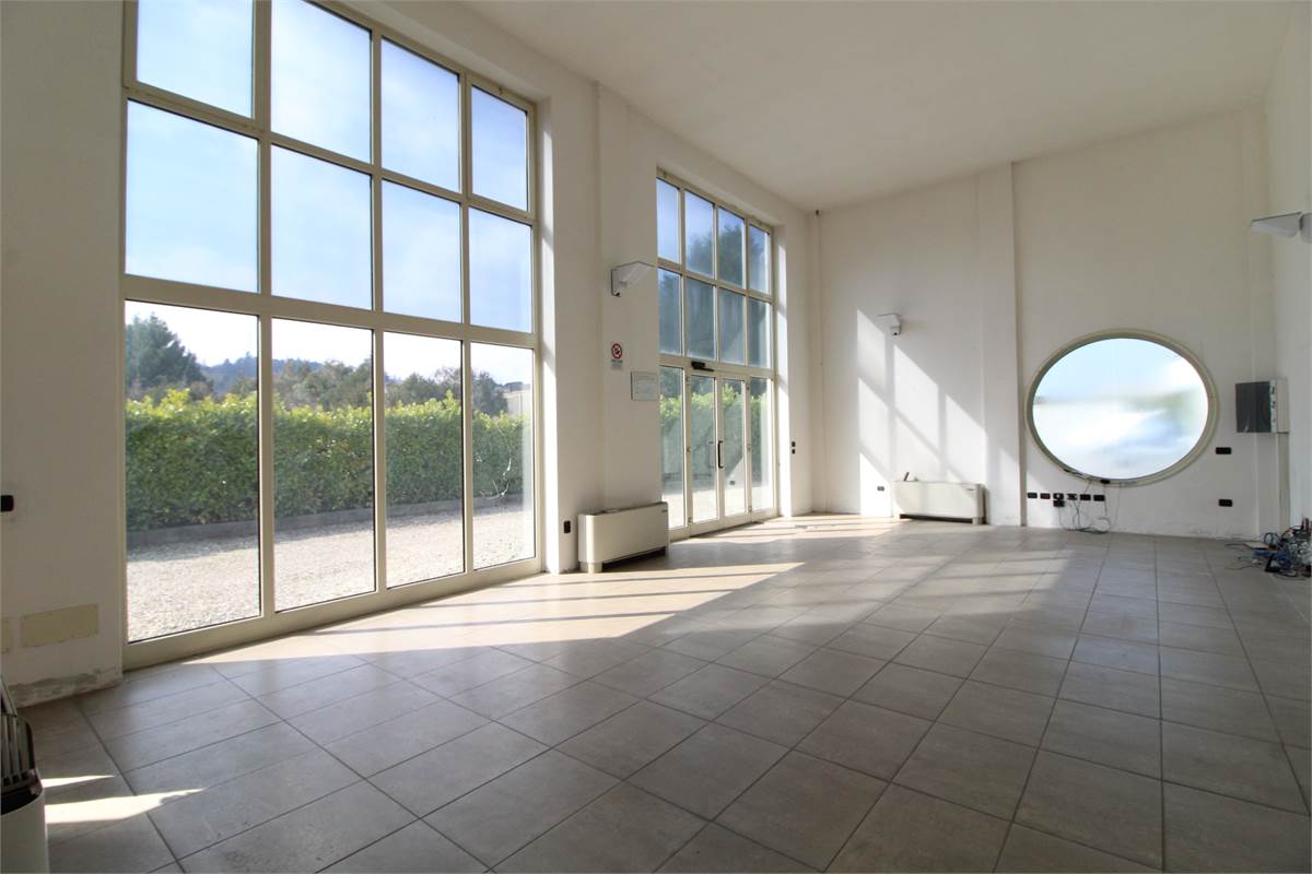 Capannone con uffici in affitto a Colverde