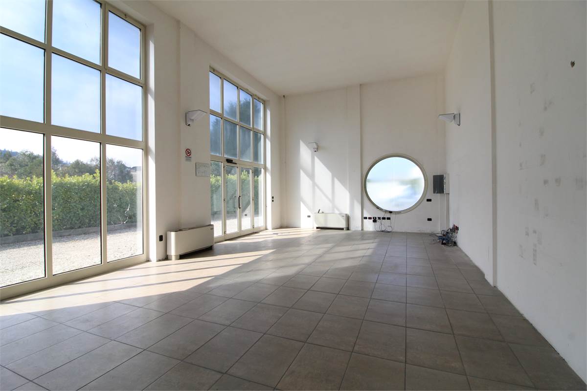 Capannone con uffici in affitto a Colverde