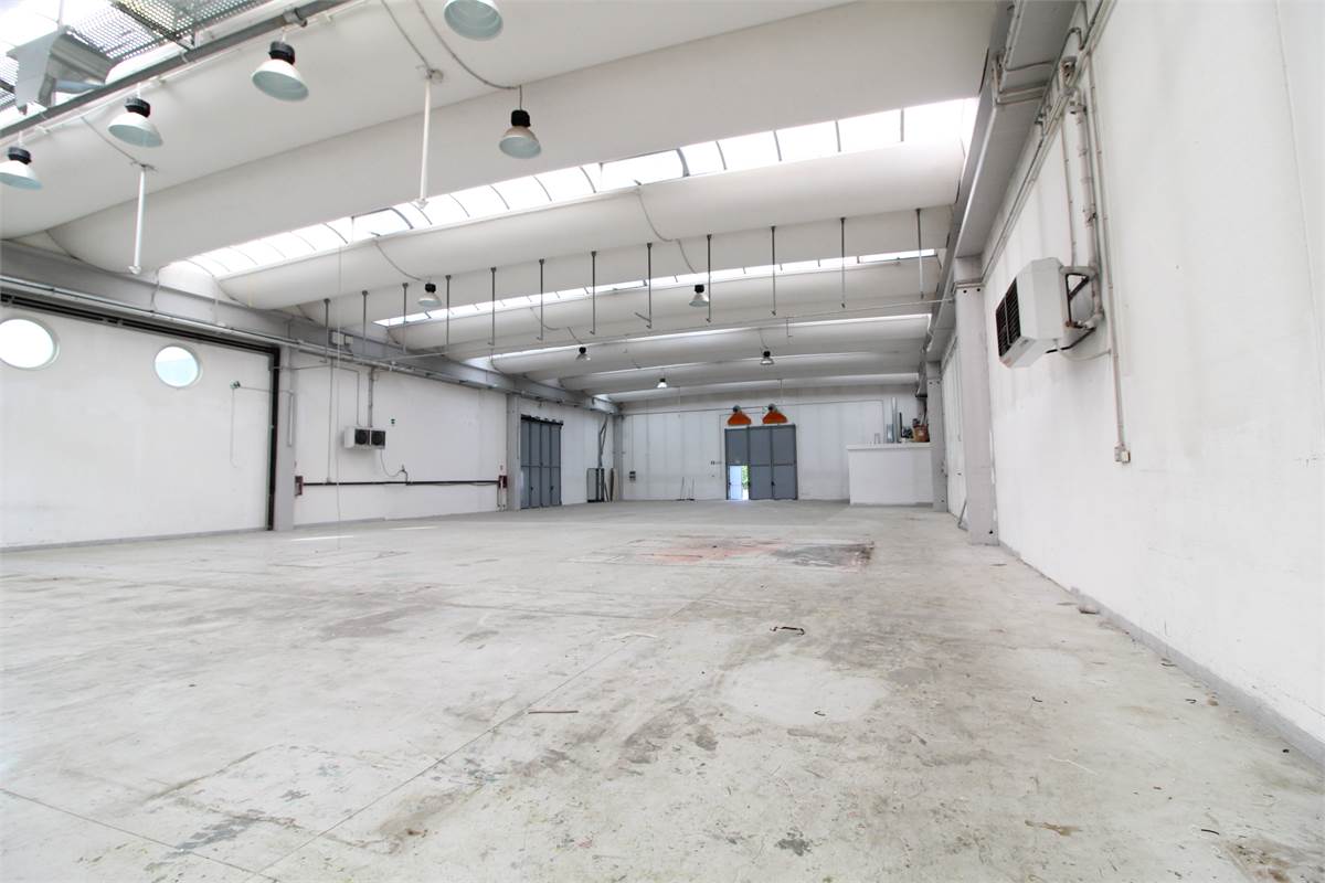 Capannone con uffici in affitto a Colverde