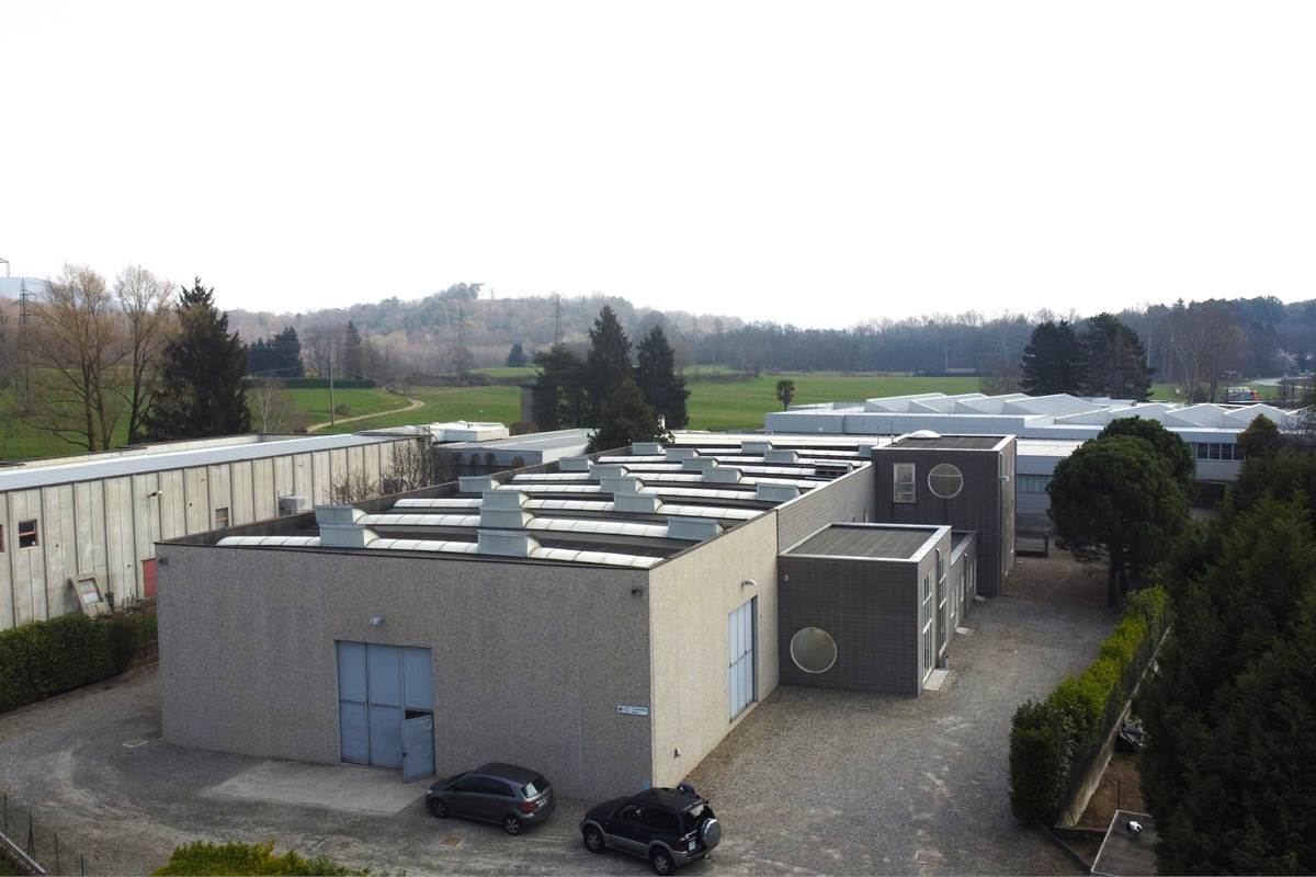 Capannone con uffici in affitto a Colverde