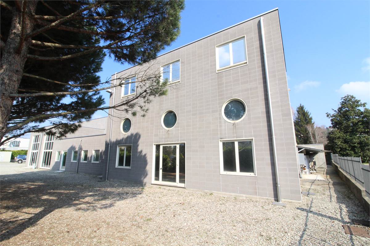 Capannone con uffici in affitto a Colverde