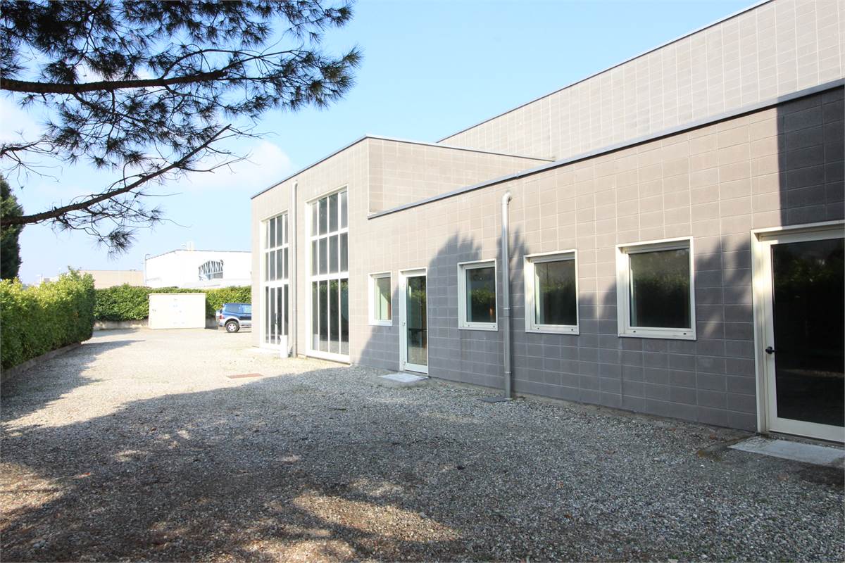 Capannone con uffici in affitto a Colverde