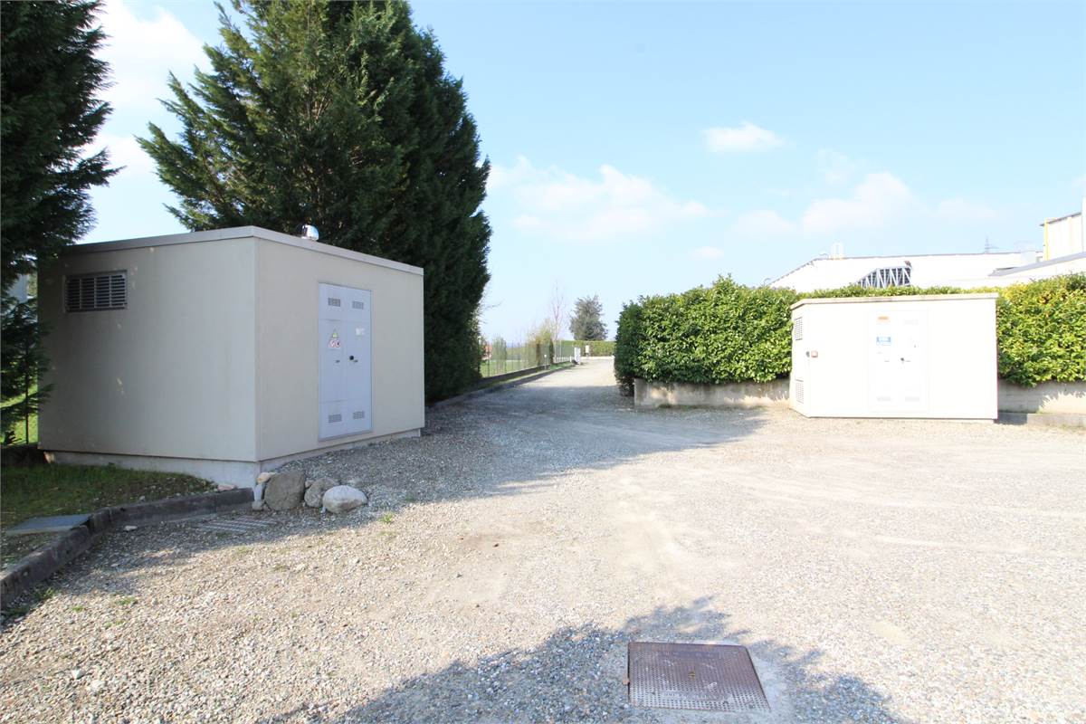 Capannone con uffici in affitto a Colverde