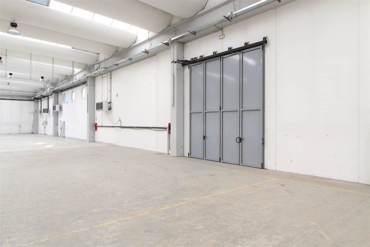 Capannone con uffici in affitto a Colverde