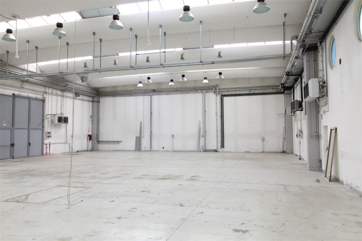 Capannone con uffici in affitto a Colverde