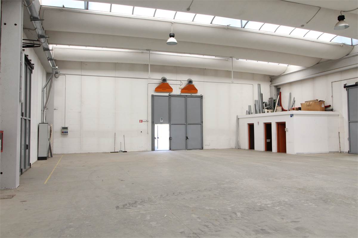 Capannone con uffici in affitto a Colverde