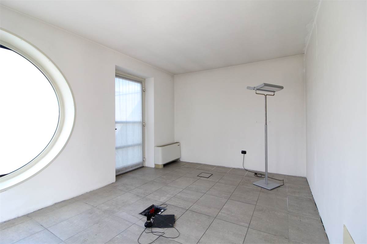 Capannone con uffici in affitto a Colverde