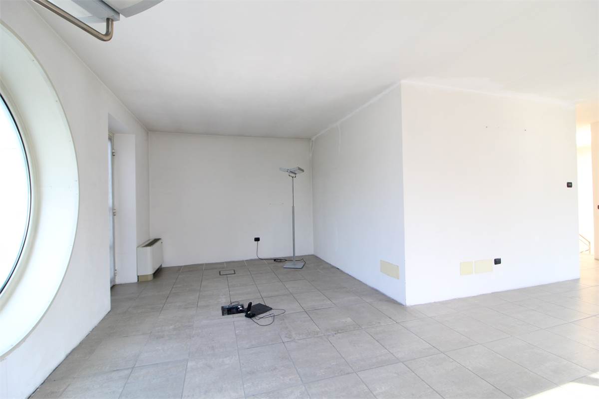 Capannone con uffici in affitto a Colverde