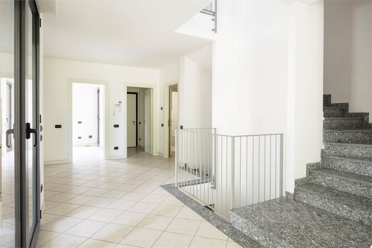 Villa a schiera di testa con box doppio
