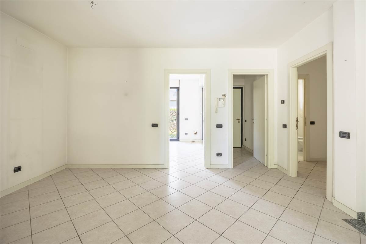 Villa a schiera di testa con box doppio