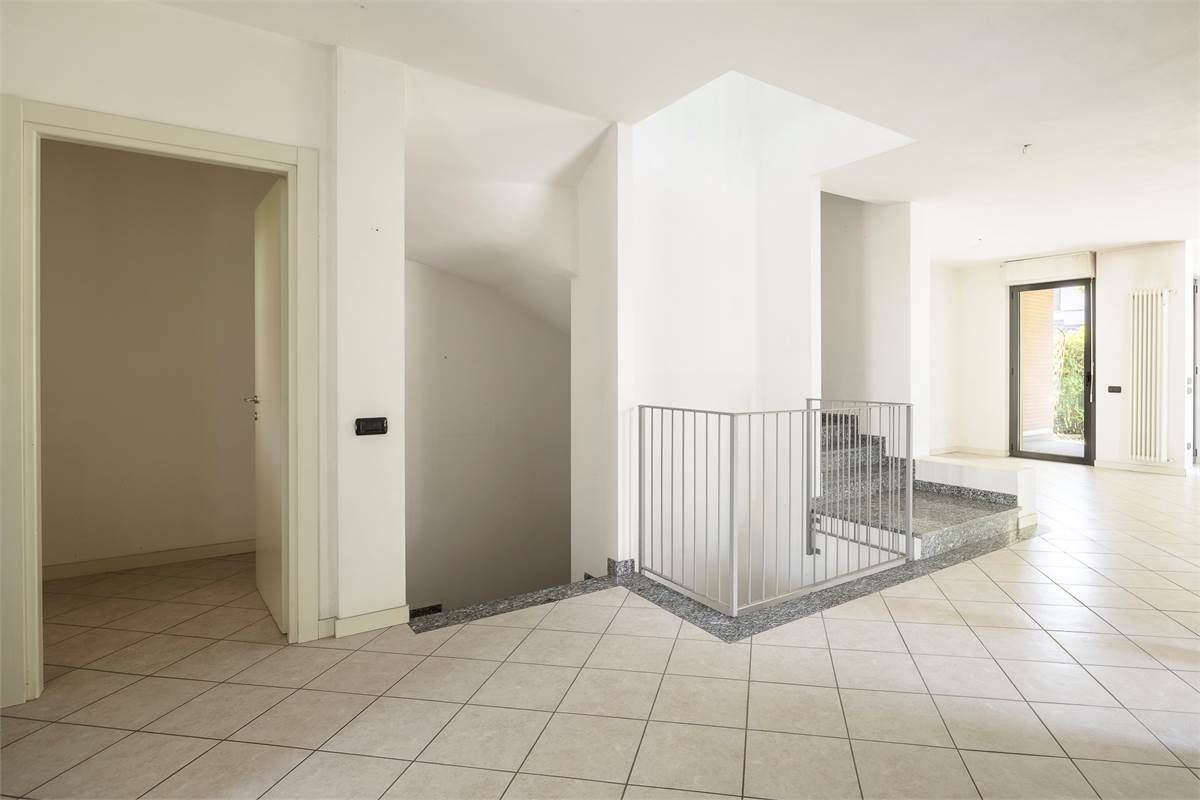 Villa a schiera di testa con box doppio