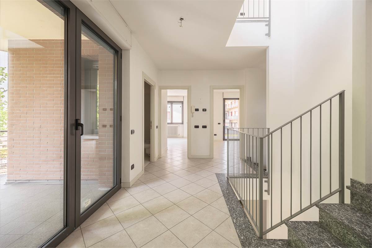 Villa a schiera di testa con box doppio