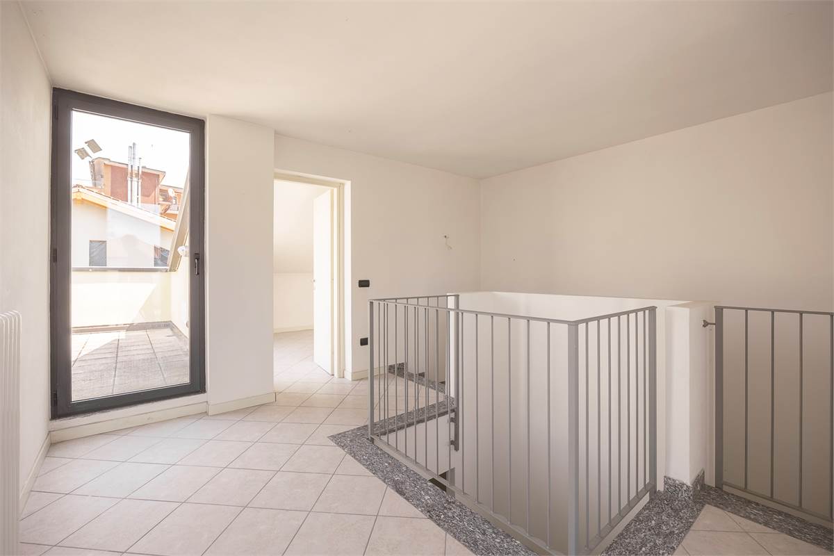 Villa a schiera di testa con box doppio