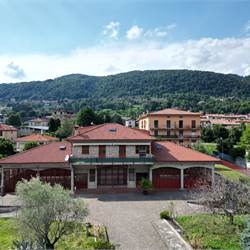 Appartamento con magazzino in vendita a Erba