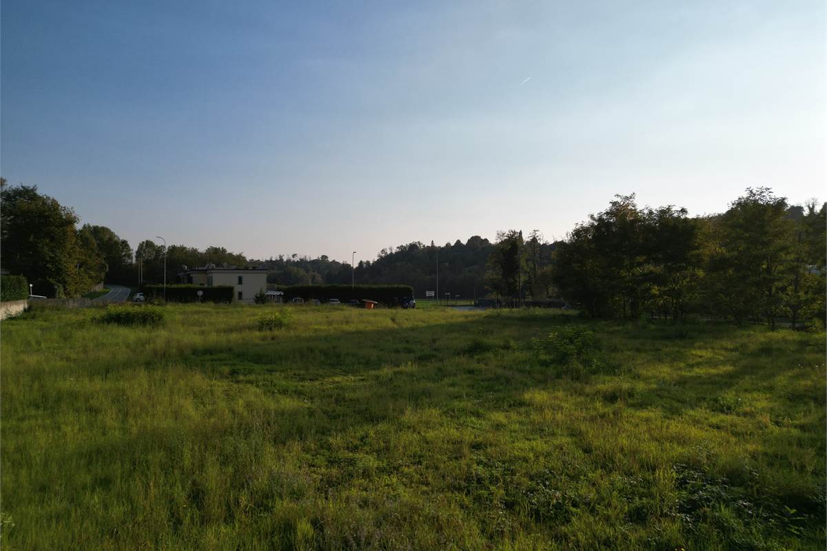 Terreno edificabile a Carugo