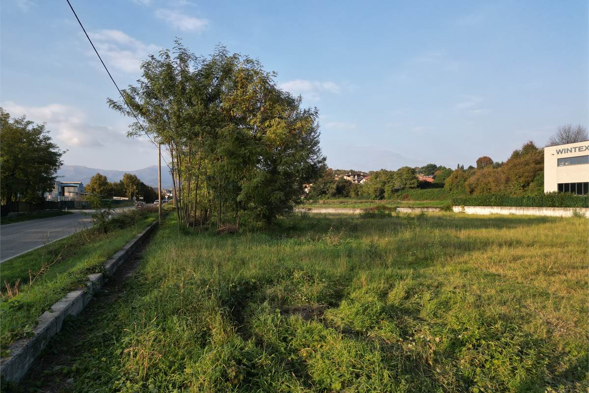 Terreno edificabile a Carugo