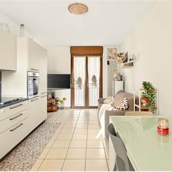 Bilocale con balcone a Cantù