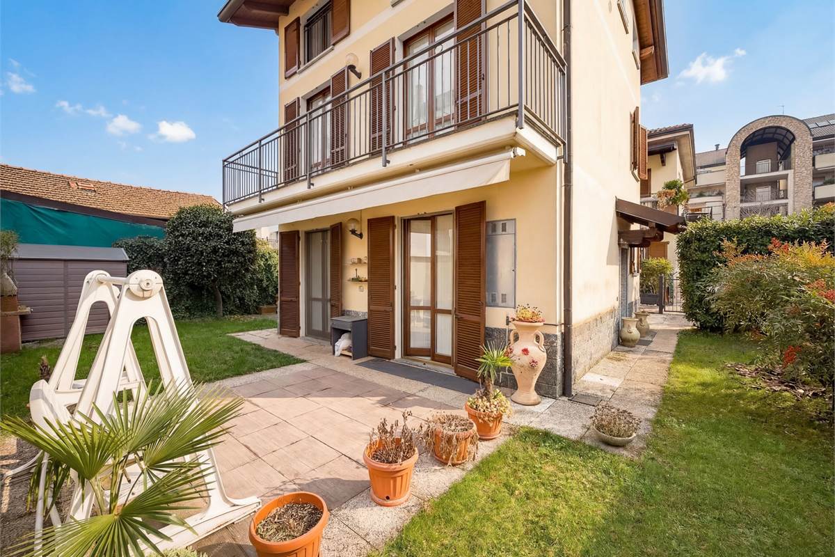 Casa singola con box triplo a Mariano Comense
