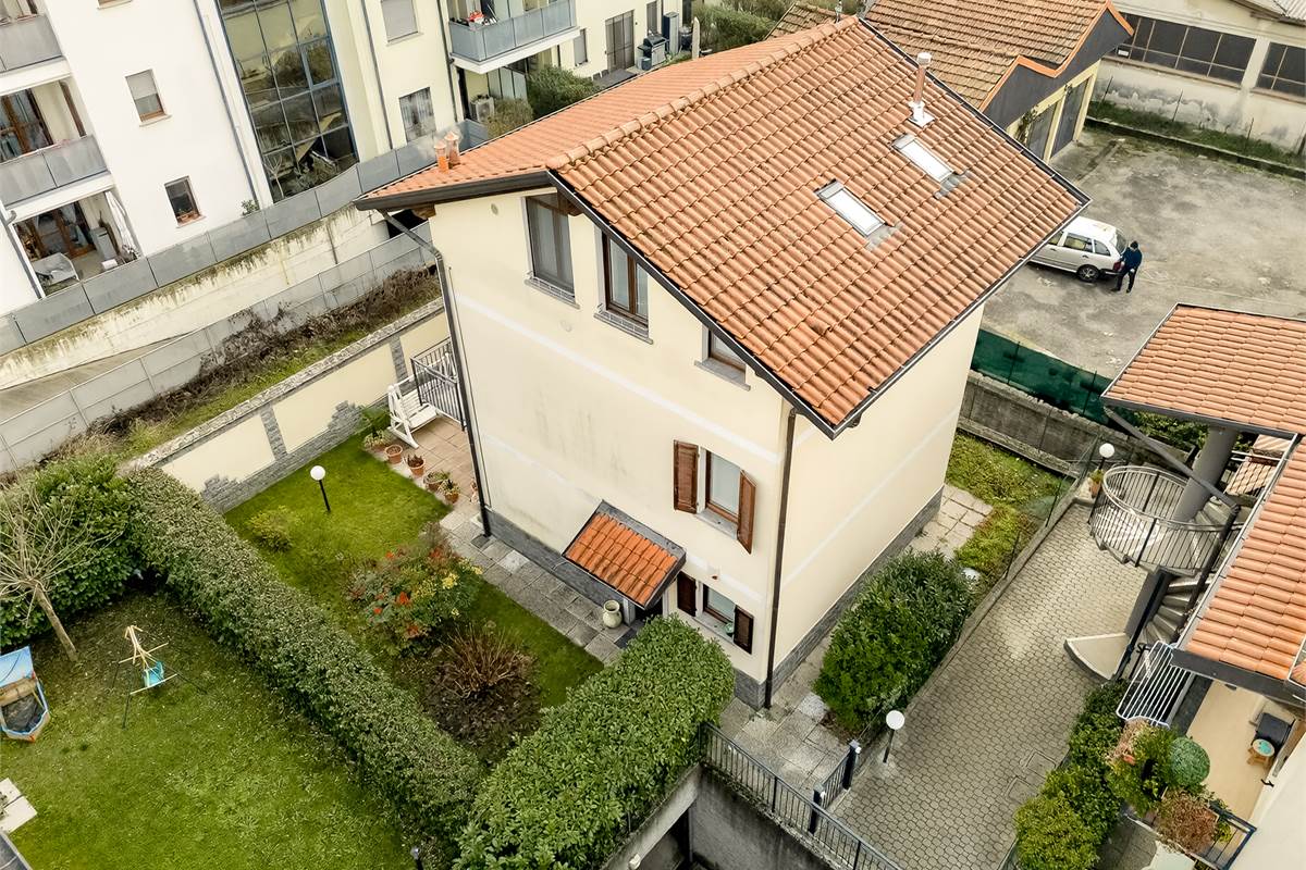 Casa singola con box triplo a Mariano Comense