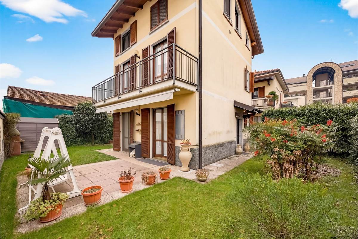 Casa singola con box triplo a Mariano Comense