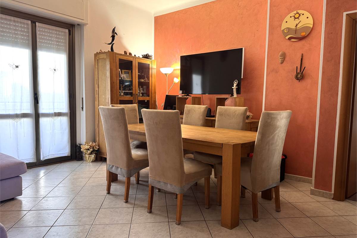 Trilocale con balcone e box a Como