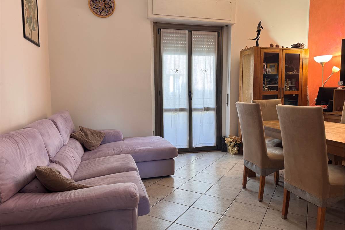 Trilocale con balcone e box a Como