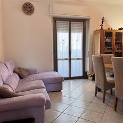 Trilocale con balcone e box a Como