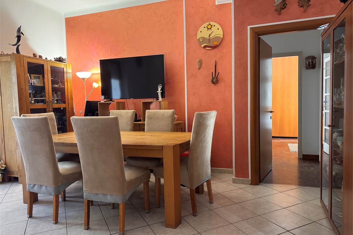 Trilocale con balcone e box a Como