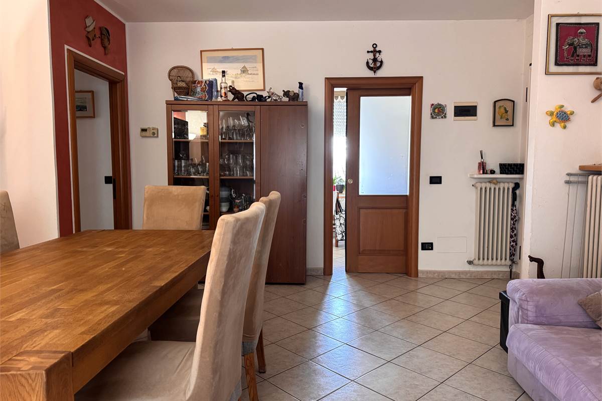 Trilocale con balcone e box a Como