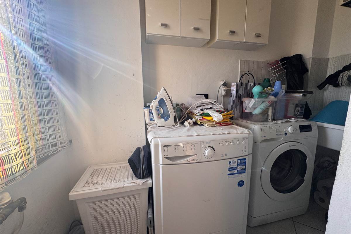 Trilocale con balcone e box a Como