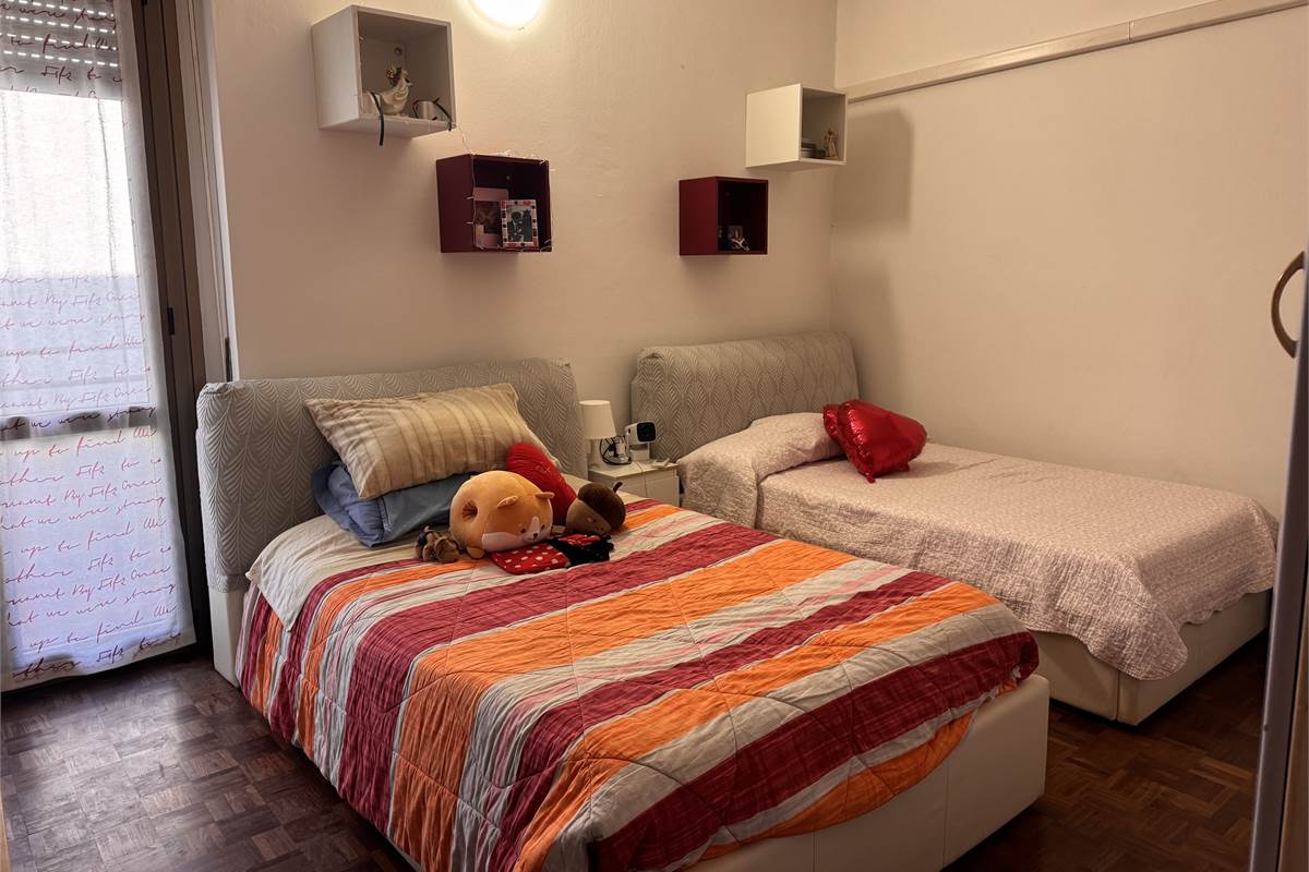 Trilocale con balcone e box a Como