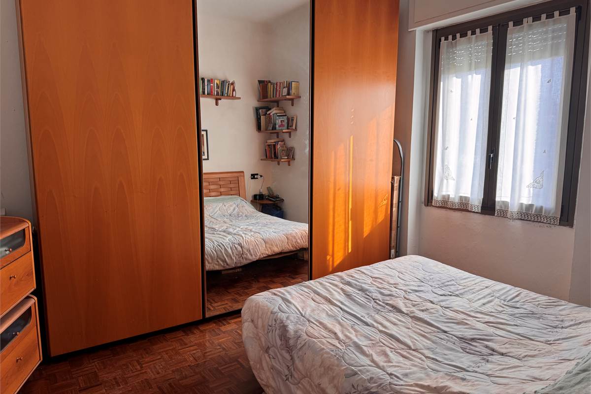 Trilocale con balcone e box a Como