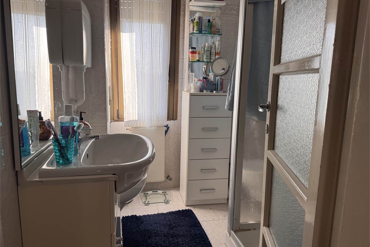 Trilocale con balcone e box a Como