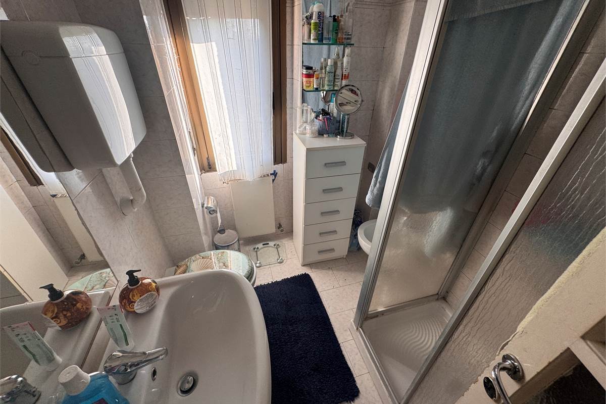 Trilocale con balcone e box a Como