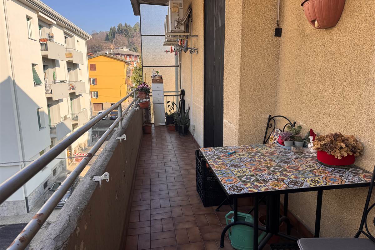 Trilocale con balcone e box a Como