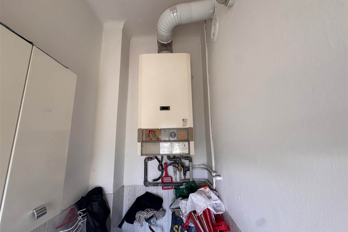 Trilocale con balcone e box a Como