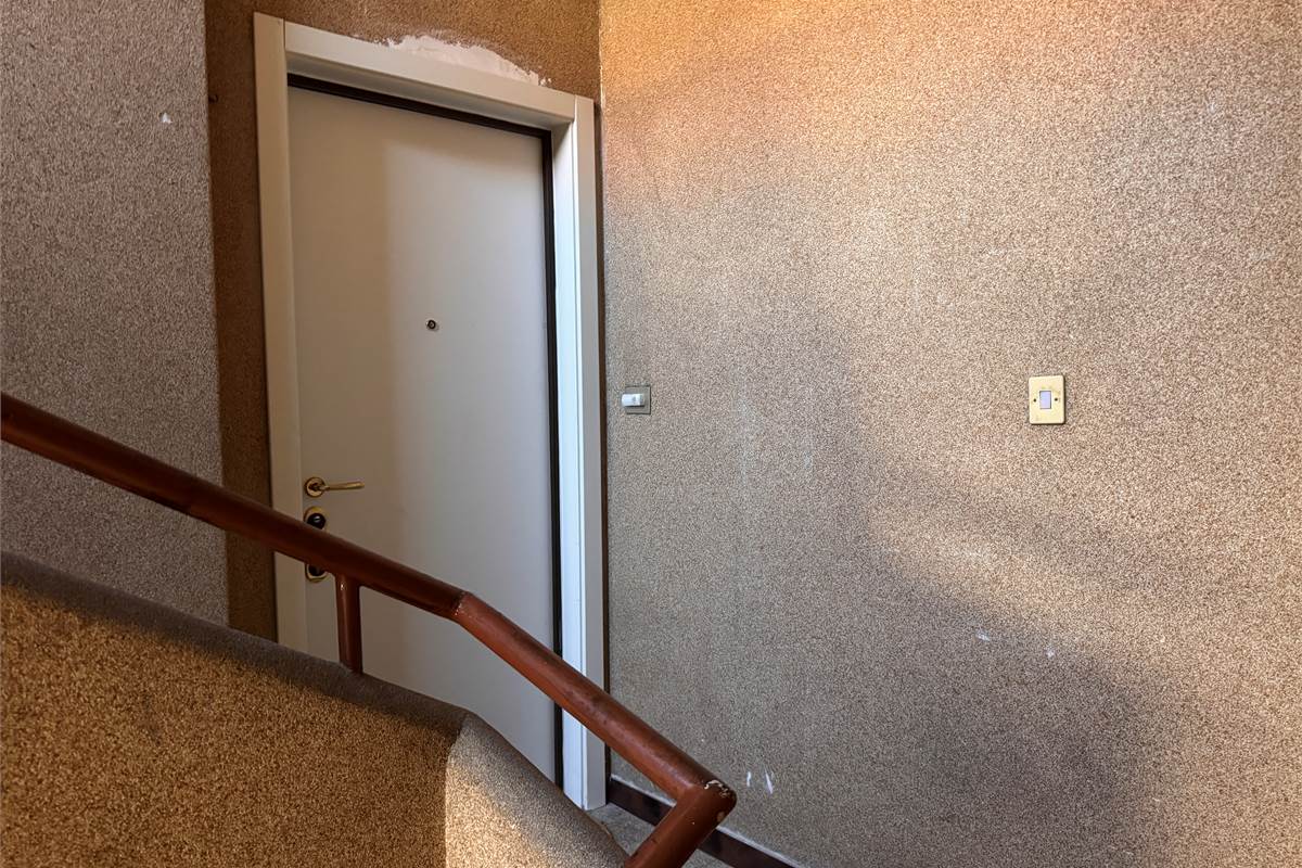 Trilocale con balcone e box a Como