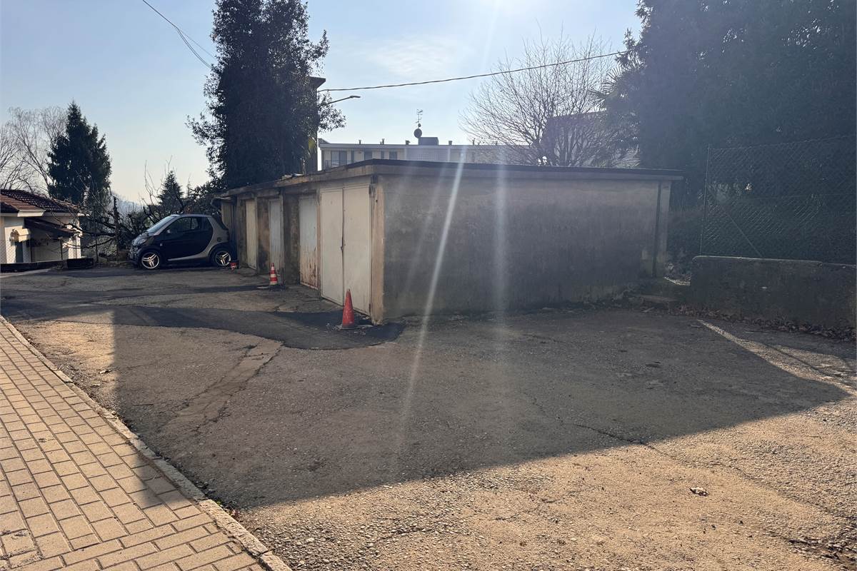 Trilocale con balcone e box a Como