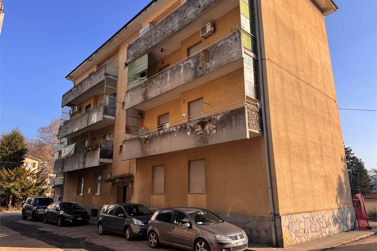 Trilocale con balcone e box a Como