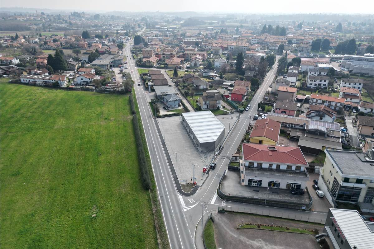 Locale commerciale in vendita a Fino Mornasco