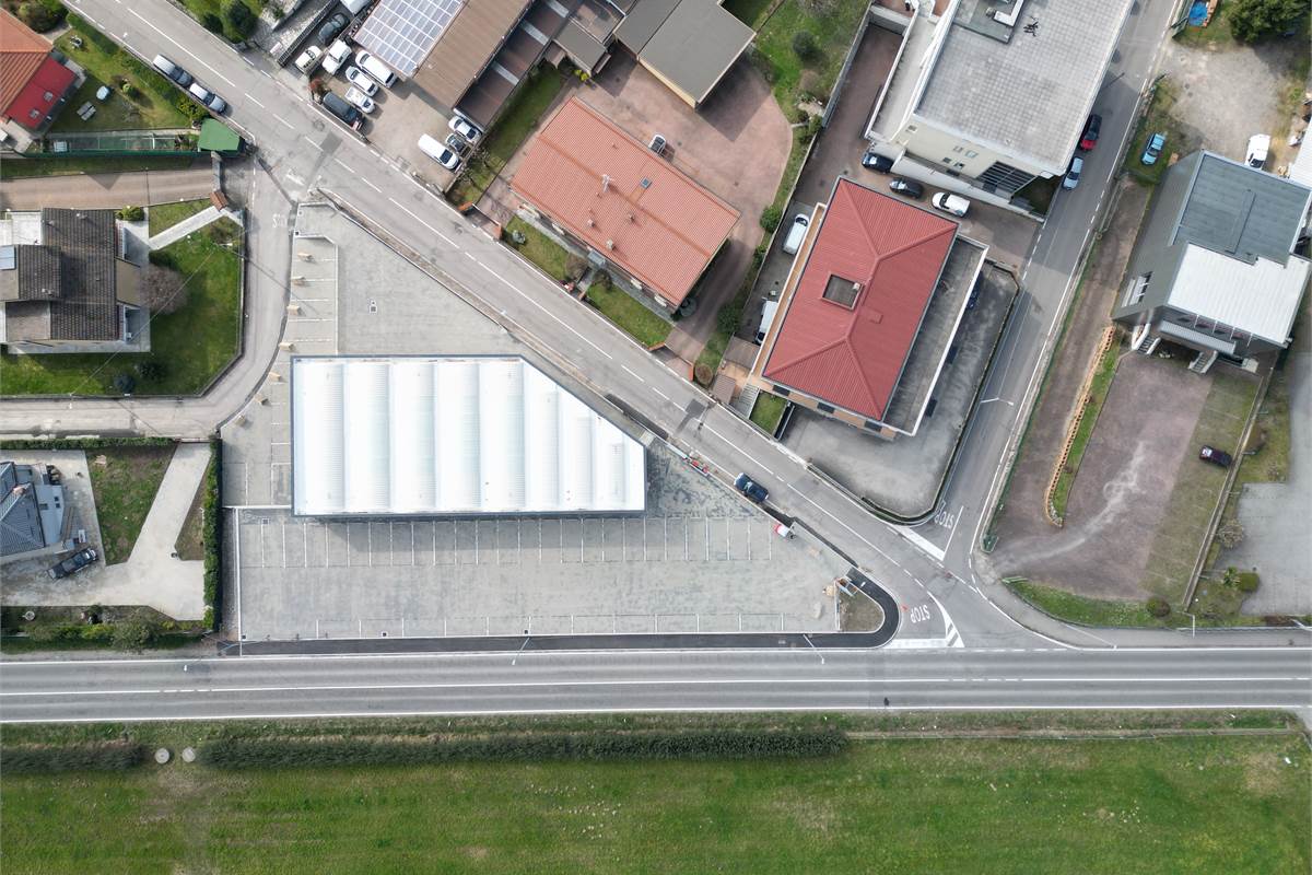 Locale commerciale in vendita a Fino Mornasco