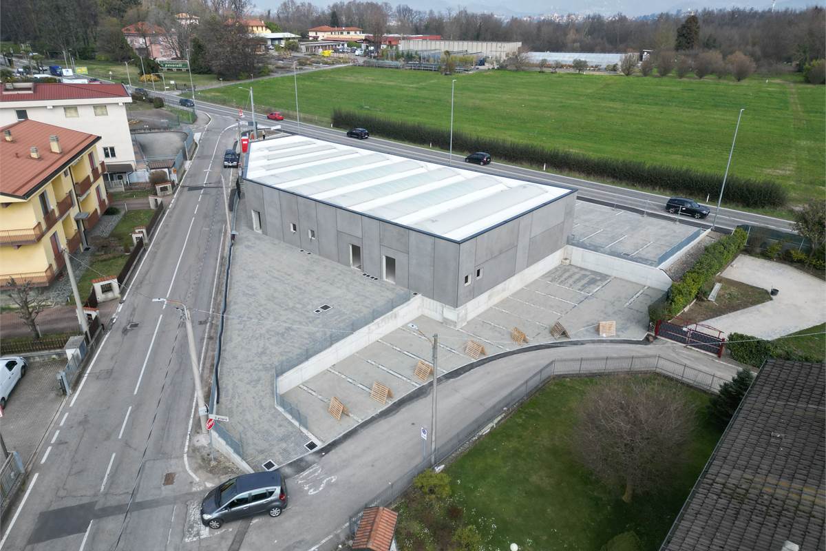 Locale commerciale in vendita a Fino Mornasco