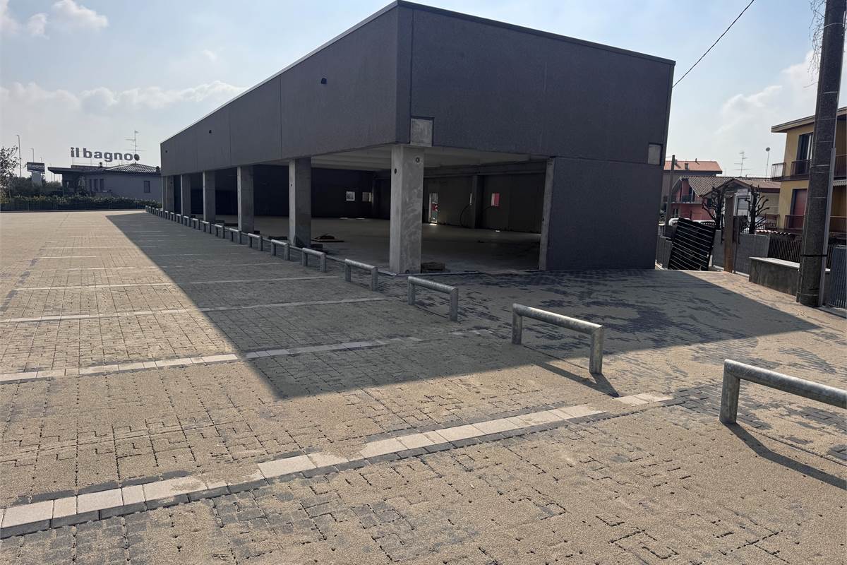 Locale commerciale in vendita a Fino Mornasco