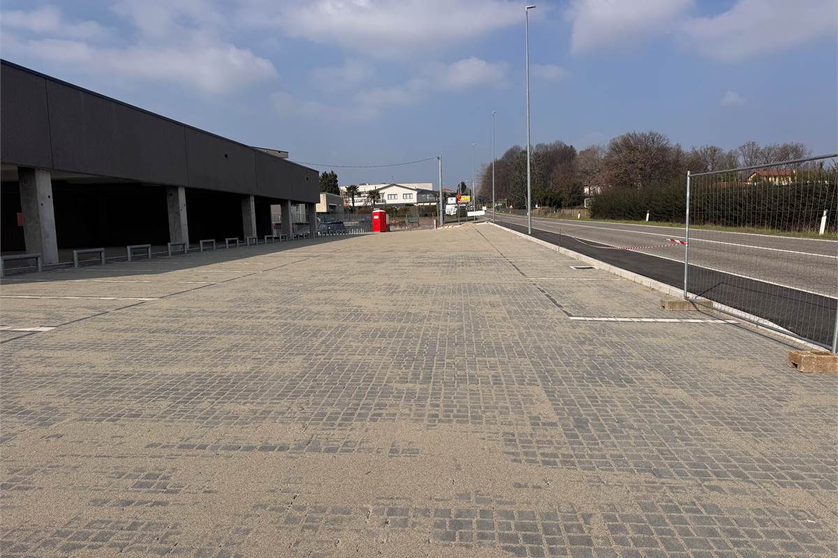 Locale commerciale in vendita a Fino Mornasco